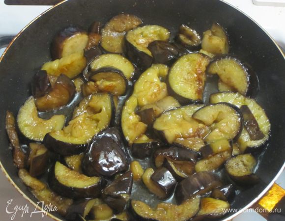 Затем влить соевый соус и готовить, помешивая, ещё 3-5 минут.