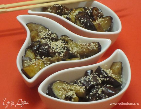 Разложить по тарелкам. Перед подачей посыпать семенами кунжута или мелко нарезанным зеленым луком.