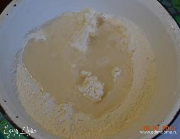 Влить чуть теплое молоко.