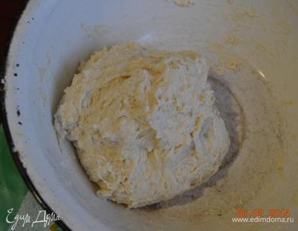 Замесить липкое тесто.