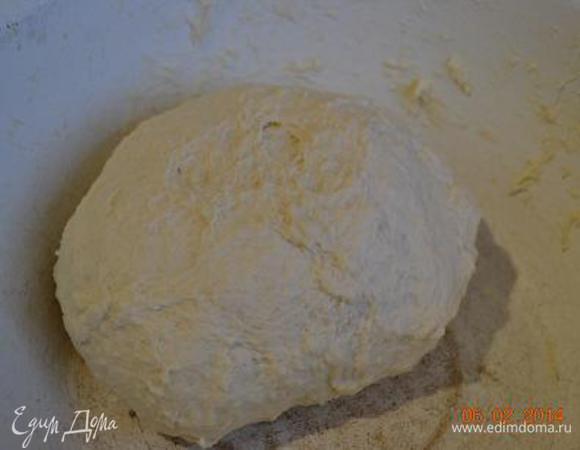 Теперь вмешать размягченный смалец, хорошенько вымесить тесто, накрыть и поставить в теплое место на 1-1,5 часа.