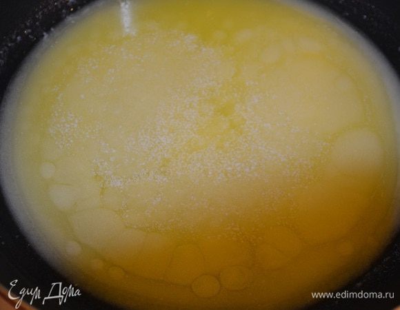 Для приготовления соуса растопить 100 гр. сливочного масла, добавить сливки. Помешивая следить, когда масса не станет более густой (когда останется 1/3 от исходного объема)