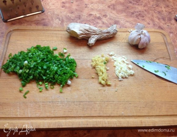 Измельчаем чеснок,лук, имбирь. Обжариваем в сковороде на кунжутном масле.