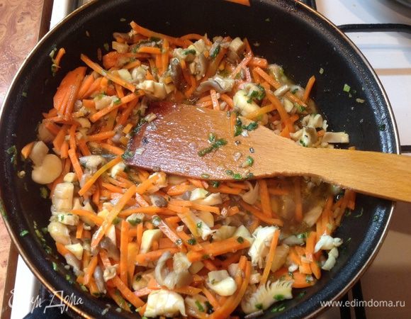 Режем морковь соломкой и грибы. Добавляем в сковородку к луку. И обжариваем.