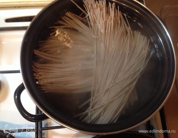 Отвариваем лапшу 7 мин на медленном огне. Сливаем воду.