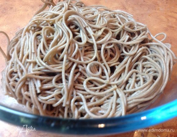 В лапшу добавляем кунжутное масло, соевый соус и уксус. А также перемешиваем вместе с овощами.