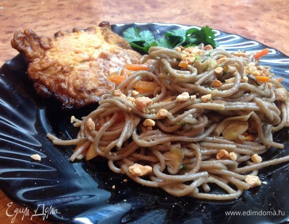 Перед подачей посыпаем арахисом и украшаем кинзой. Приятного аппетита!!!