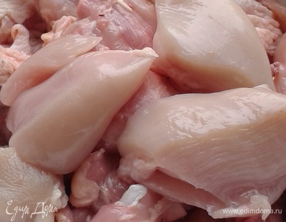 Приготовить в мясорубке фарш из куриного мяса.