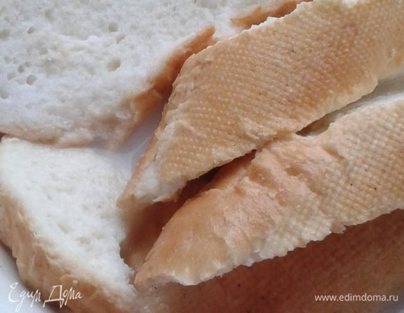 Кусочки батона замочить в молоке.