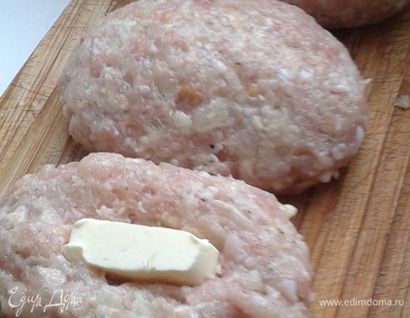 Хорошенько перемешать,  посолить, поперчить.
Сформировать котлетки, а в серединку добавить небольшой кусочек сливочного масла (масло пропитает  котлетку ,  придаст ей сочность и нежность).
