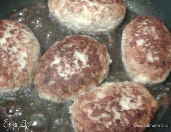 Разогрейте в большой сковородке растительное масло. Готовьте котлеты на среднем огне по 3-4 мин. до образования корочки. Затем все котлетки сложить в кастрюлю и протушить еще 10-15 минут на слабом огне.