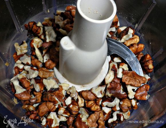 Орехи также измельчить.