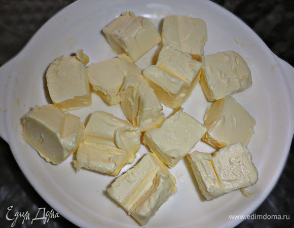 Масло порубить на кусочки и оставить нагреться до комнатной температуры.

