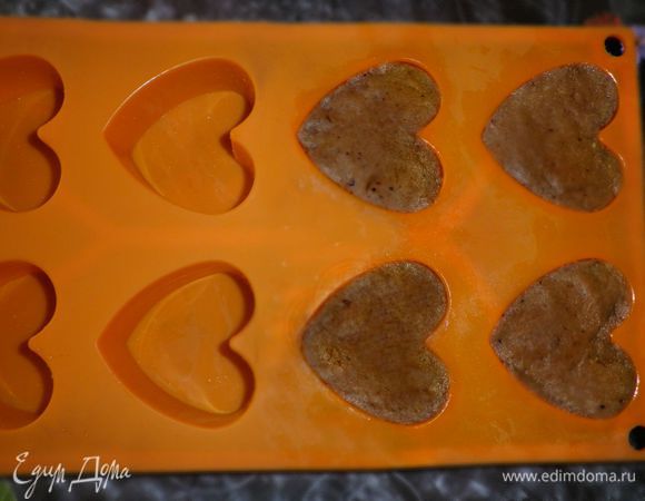 Формочки для кексов наполнить полученной массой, плотно утрамбовывая. Поставить в холодильник на 2 часа для застывания.