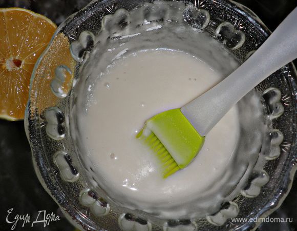 Сахарную пудру растереть с лимонным соком.