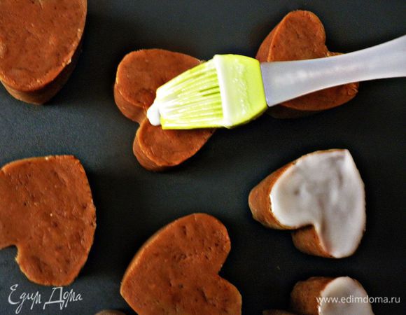 Пирожные аккуратно вынуть из формочек, покрыть глазурью и поставить в холодильник ещё на 1 час.
