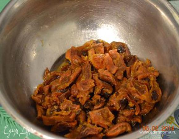 Курагу (у меня домашние сушеные абрикосы), промыть, залить коньяком, отставить в сторону...