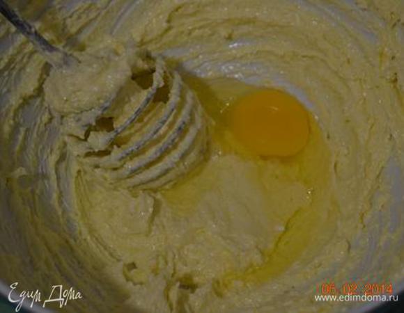 По одному ввести яйца, после каждого взбивая массу до однородности.