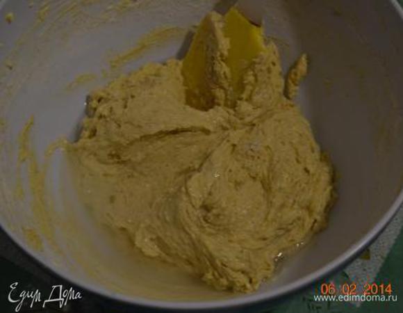 Всыпать муку с разрыхлителем, вымешать, теперь влить воду (комнатной температуры), перемешать.