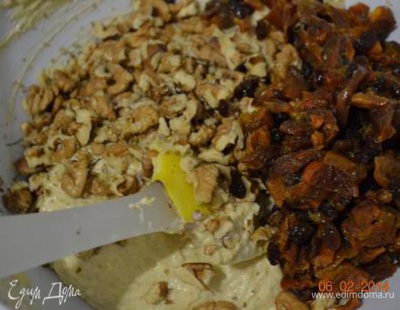 В тесто всыпать крупнопорубленые орехи и курагу, перемешать.