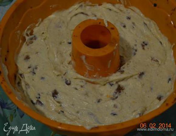 Вылить тесто в смазанную форму. 