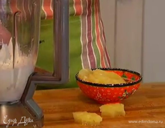 Кольца ананаса разрезать на несколько частей.