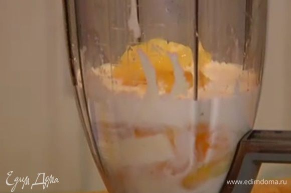 В чаше блендера соединить яйца, сметану, сливки, ананас, влить мед, ванильный экстракт и взбить все в однородную массу.