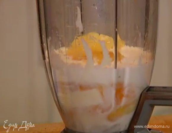 В чаше блендера соединить яйца, сметану, сливки, ананас, влить мед, ванильный экстракт и взбить все в однородную массу.
