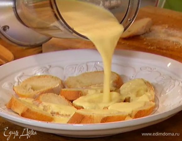 Багет нарезать наискосок кусками толщиной полтора сантиметра, выложить в глубокую посуду, залить яично-ананасовой массой и дать постоять несколько минут.