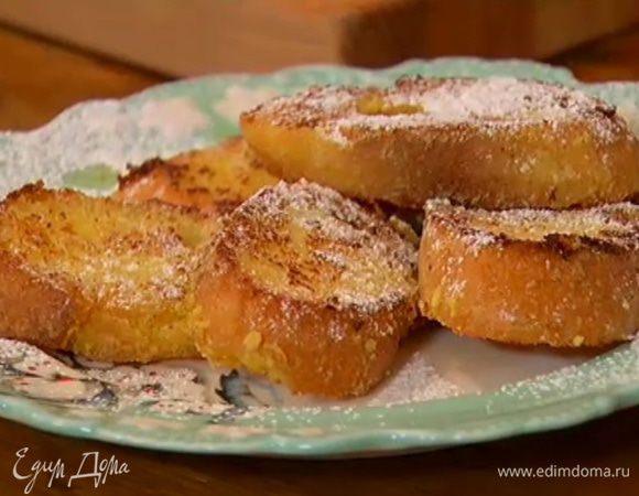 Обжаренные тосты посыпать сахарной пудрой.