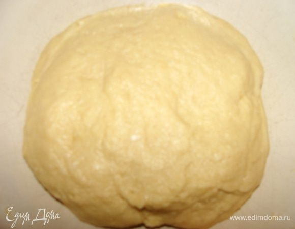 Творог растереть со всеми ингредиентами кроме муки и разрыхлителя. Потом просеять муку и добавить разрыхлитель. Замесить мягкое тесто.