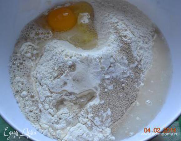 Тесто: в опару всыпать оставшуюся муку, соль, дрожжи 3 г, постепенно влить воду 130 г, вбить яйцо, добавить масло, замесить плотное упругое, но нежное тесто. Накрыть и оставить в тепле на 1-1,5.