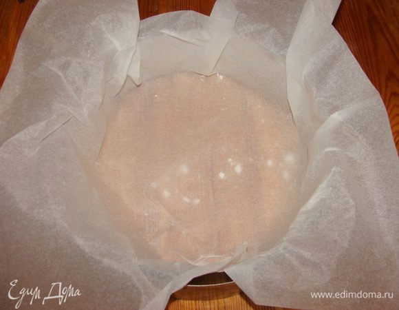 Форму застелить пекарской бумагой, чтобы края свисали.