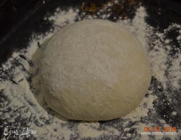 Подошедшее тесто обмять и слегка вымесить, на присыпаном мукой столе. Сформировать кругленькую буханочку, присыпать мукой, переложить на противень, присыпаный мукой, дать подойти в течении 20 мин.