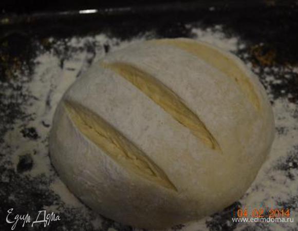 На подошедшем хлебе сделать несколько надрезов, острым, присыпанным мукой ножом.