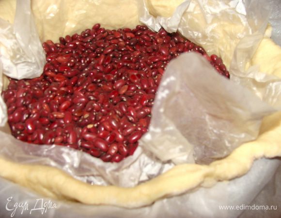 Поставить в духовку, разогретую до 180* на 15-20 минут. Затем убрать бумагу с фасолью и выпекать до готовности. Тут на усмотрение, чтобы тесто осталось мягким и слегка влажным, хватит 10-15 минут. Если до хрустящего, то на 10 минут дольше. Можно открывать и проверять по ходу выпекания.