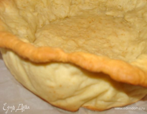 Получится такая корзинка. Внутри можно регулировать толщину теста. Если оно не равномерное или толще, чем вам хотелось бы, можно аккуратно, столовой ложкой убрать все лишнее. Тесто мягкое и очень вкусное)