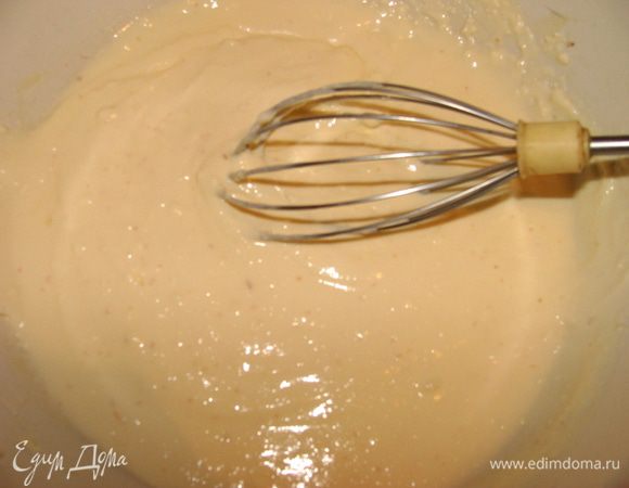 Творог смешать с йогуртом ( у меня была активия), можно любой использовать, а можно сметаной заменить. Добавить сахарную пудру. Взбить венчиком или миксером.