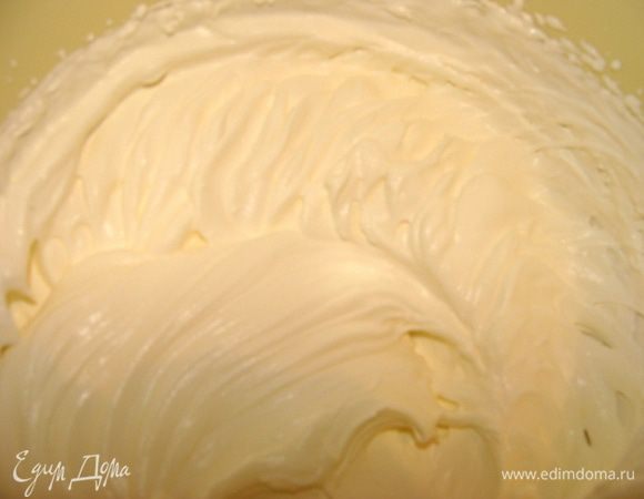 Сливки взбить до плотного состояния. Желатин развести в небольшом кол-ве воды. На данное кол-во ингредиентов, можно использовать 1 ч/л с горкой желатина и 70 мл воды. Нагреть его до полного растворения. Смешать со сливками при помощи миксера и творожной массой. 