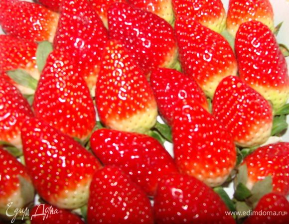 Не могу не похвастаться)))) когда муж узнал, что я буду готовить, объездил пол города и нашел мне первоклассную клубнику! Я увидела, просто ахнула!!! Конечно она на вкус совсем не такая как в сезон, но за то как выглядит!!! Ягодка к ягодке))) и аромат!!! Ах.... ну, это отступление... за дело!))