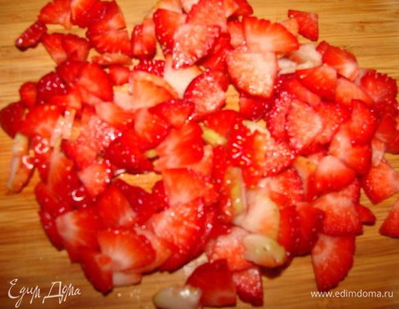 Порезать горсть клубники и добавить в творожно-сливочную массу.