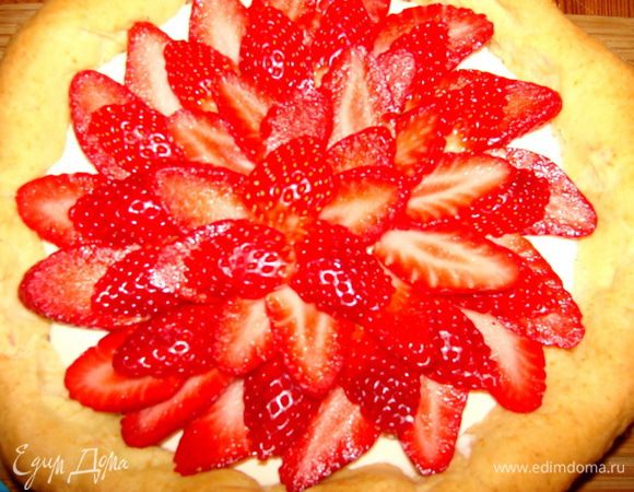 Клубнику нарезать дольками, украсить сверху.