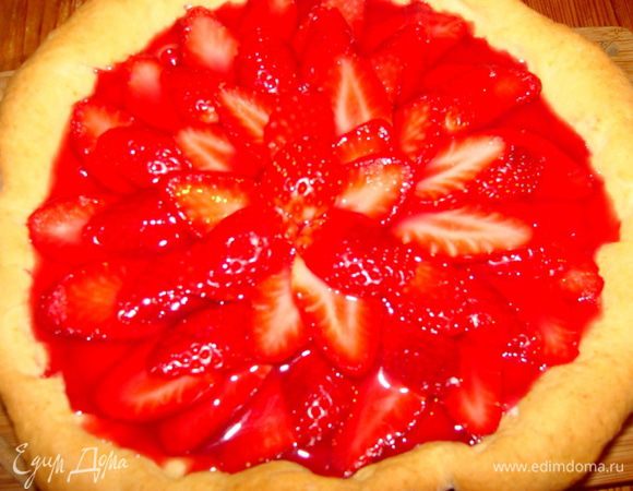 Можно приготовить желе из пакетика и залить им ягоды. Можно приготовить самим желе из ягодного или фруктового сока. Я, приготовила желе из оставшегося соуса для сырных шариков, которые не так давно опубликовывала.    http://www.edimdoma.ru/retsepty/63875-syrnye-shariki-s-nachinkoy-v-orehovoy-panirovke-pod-pyanoy-klyukvoy   Напомню, соус был из клюквы с шампанским, с добавлением пряностей. Он сюда прекрасно вписался в виде желе)  1 ч/л желатина, развела в 50 мл холодной кипяченой воде. Добавила 50 мл соуса, на медленном огне растворила все, не доводя до кипения. Остудила, залила ягоды, поставила в морозилку на 15 минут, потом переставила в холодильник на ночь.