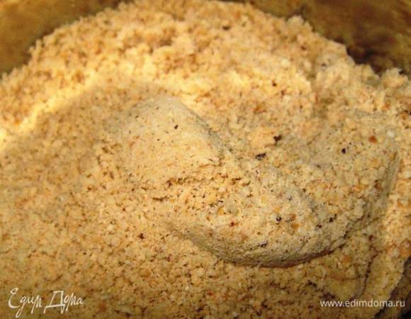 Смешать ореховую смесь с измельченным печеньем.