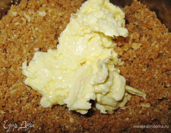 А затем и слегка подтаявшее сливочное масло. 