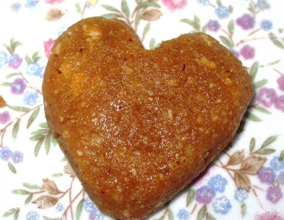 Слепить небольшие шарики. Слегка приплюснуть и придать им форму сердечек. Отправить их в холодильник на полчаса.