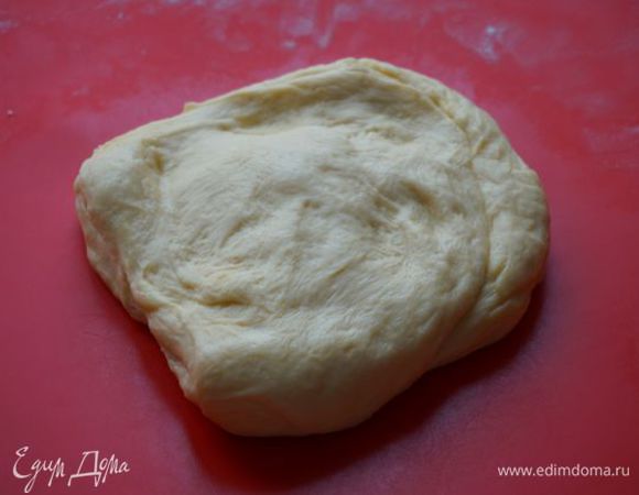 Замесить тесто из указанных ингредиентов (сливочное масло должно быть очень мягким), муки примерно 550-600 г, чтобы тесто было не забитым, подождать, пока не увеличится в объеме в 2-2,5 раза. Разделить на две части.