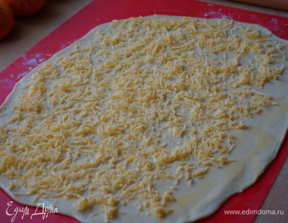 Раскатать тесто тонко, смазать яйцом, выложить начинку, скатать плотно. Один рулетик с сыром, другой - с творогом и сулугуни.