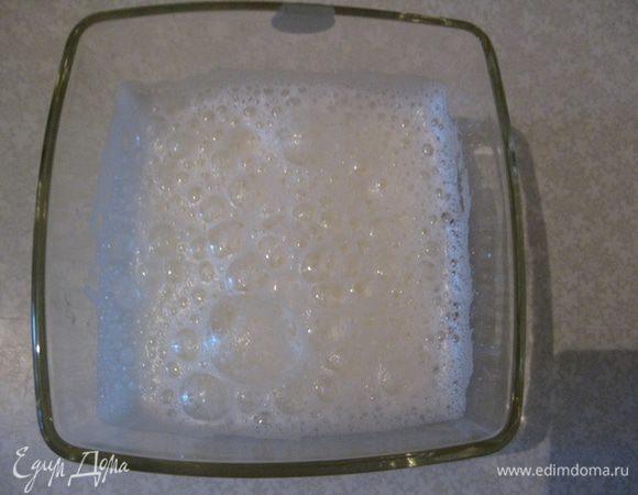 Белки отделить от желтков. Взбить белки.