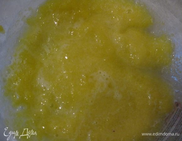 Желтки перемешать ложкой с сахарной пудрой и взбить.